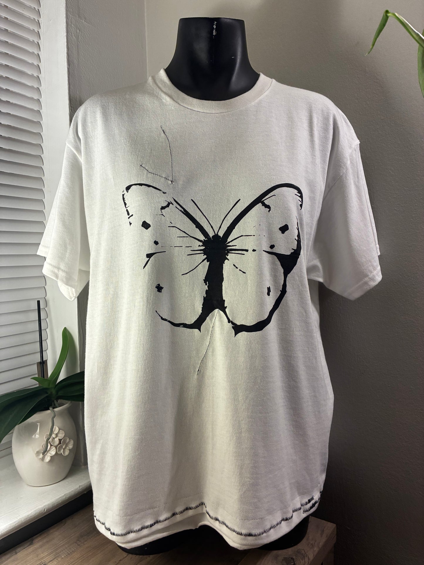 WHITE BUTTERFLY TEE